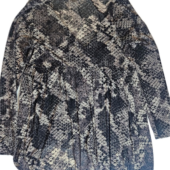 Torrid Tunic Top Womens 1 Black Gray Snakeskin Print Long Sleeve V Neck Surplice - Picture 2 of 8
